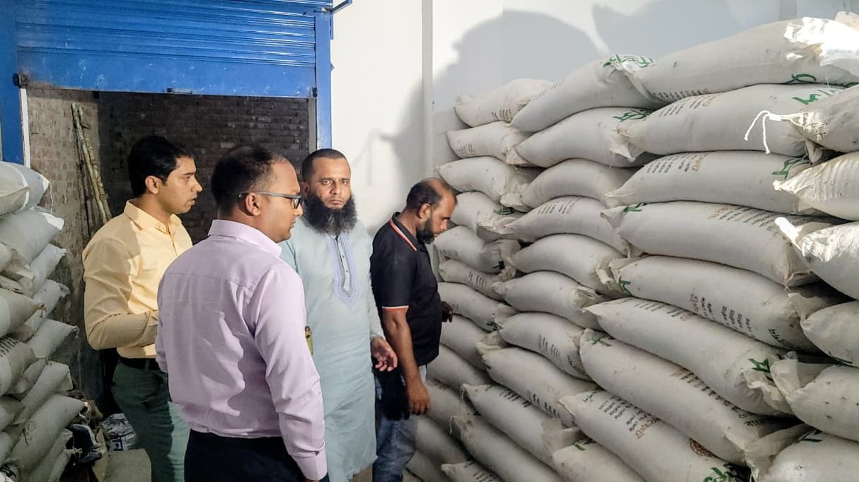 সারের মজুদে গরমিল, বগুড়ায় দুই ডিলারকে ৬০ হাজার টাকা জরিমানা